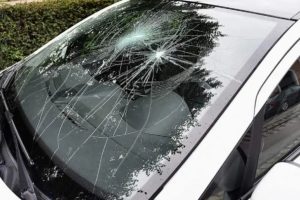 چرا شیشه جلو خودرو بیشتر آسیب می‌بیند؟