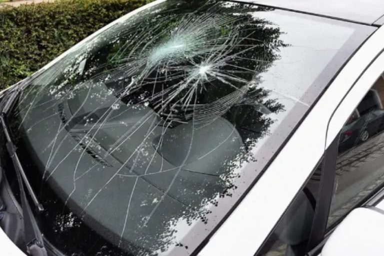چرا شیشه جلو خودرو بیشتر آسیب می‌بیند؟