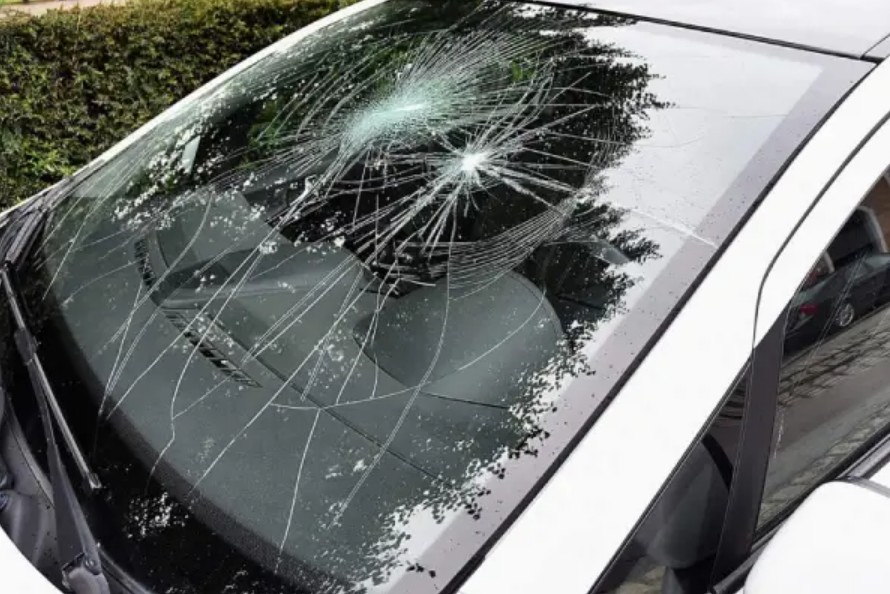 چرا شیشه جلو خودرو بیشتر آسیب میبیند؟