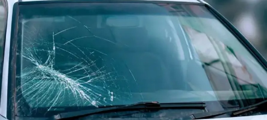 چرا شیشه جلو خودرو بیشتر آسیب می‌بیند؟