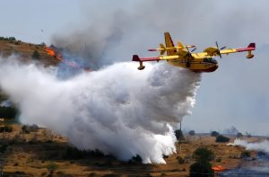 چگونه یک هواپیمای آتشنشان، مخزن خود را در عرض چند ثانیه پر میکند؟