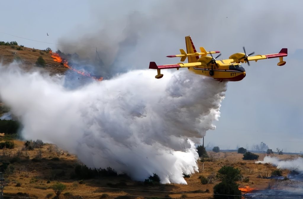 چگونه یک هواپیمای آتش‌نشان، مخزن خود را در عرض چند ثانیه پر می‌کند؟