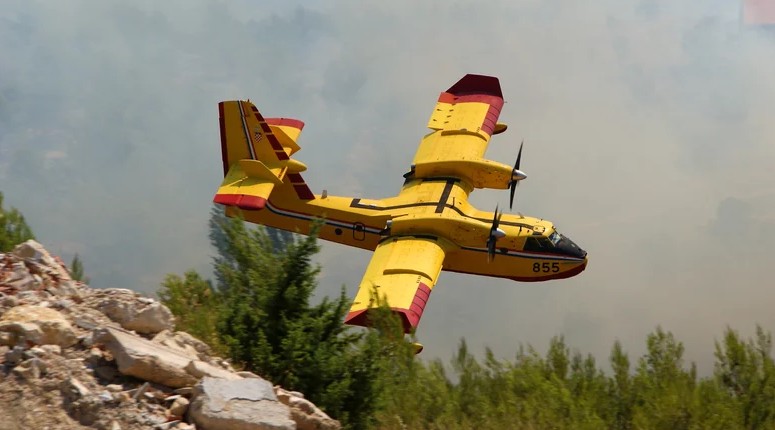 چگونه یک هواپیمای آتش‌نشان، مخزن خود را در عرض چند ثانیه پر می‌کند؟