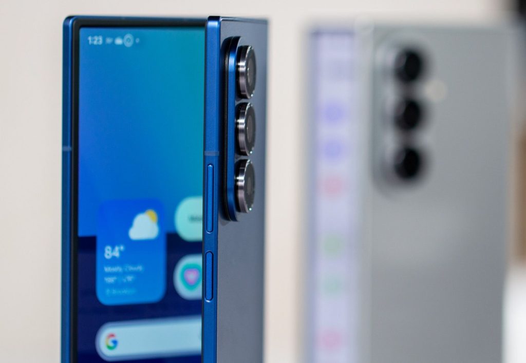 سامسونگ ظاهراً برای سال ۲۰۲۶ روی یک گوشی تاشو با صفحه‌نمایش عریض کار می‌کند!