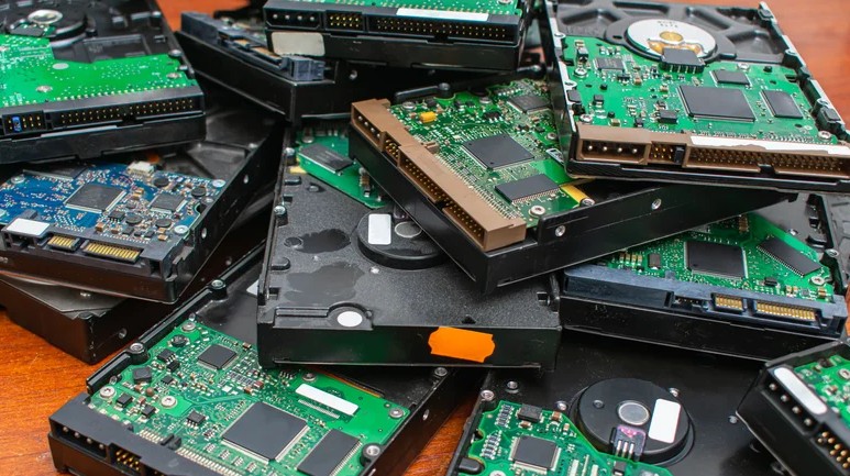 نجات یا تعویض؟ ۶ راه برای تشخیص منسوخ شدن لپ‌تاپ تا سال ۲۰۲۶!