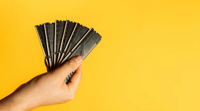 نجات یا تعویض؟ ۶ راه برای تشخیص منسوخ شدن لپ‌تاپ تا سال ۲۰۲۶!