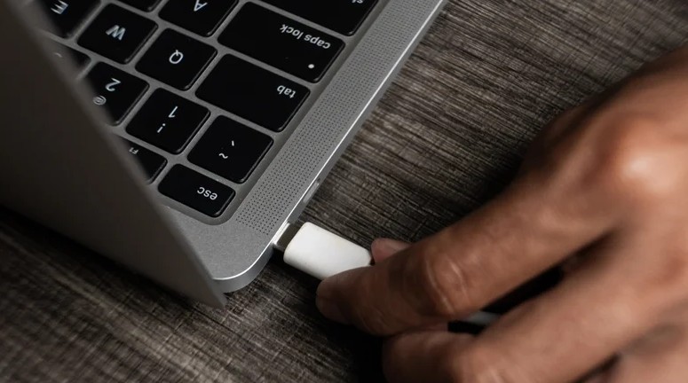 نجات یا تعویض؟ ۶ راه برای تشخیص منسوخ شدن لپ‌تاپ تا سال ۲۰۲۶!