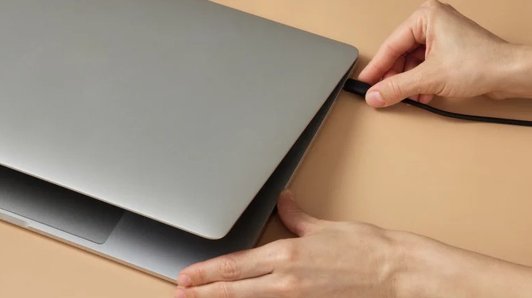 نجات یا تعویض؟ ۶ راه برای تشخیص منسوخ شدن لپ‌تاپ تا سال ۲۰۲۶!