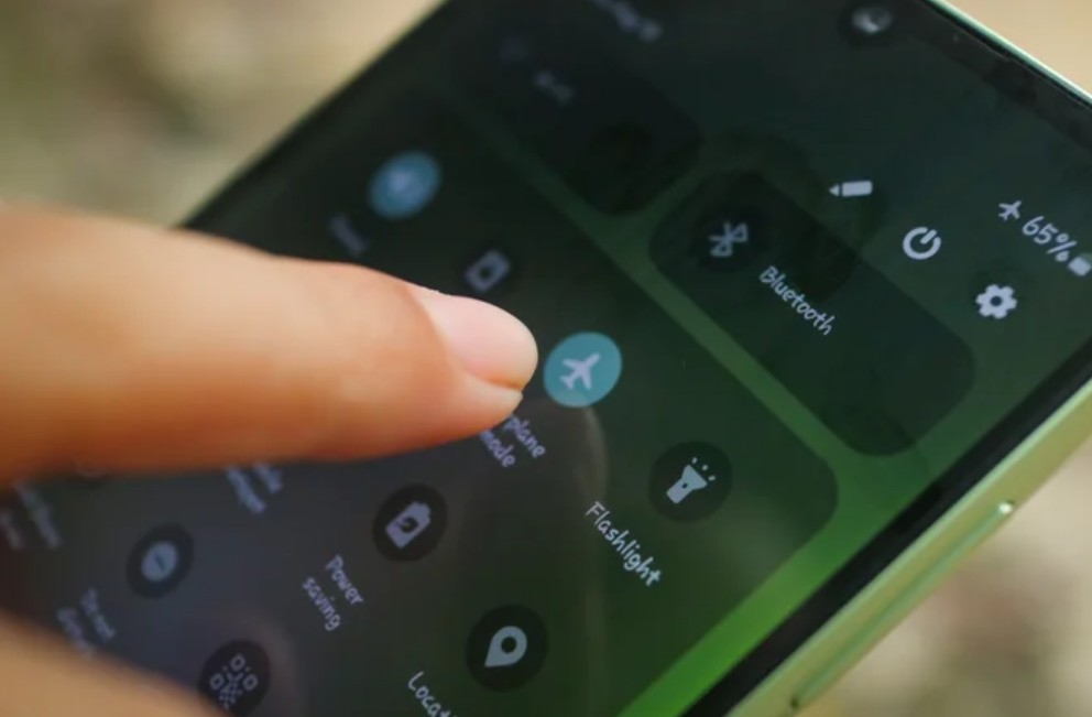 آیا فعال کردن حالت هواپیما باعث شارژ سریع‌تر گوشی می‌شود؟!