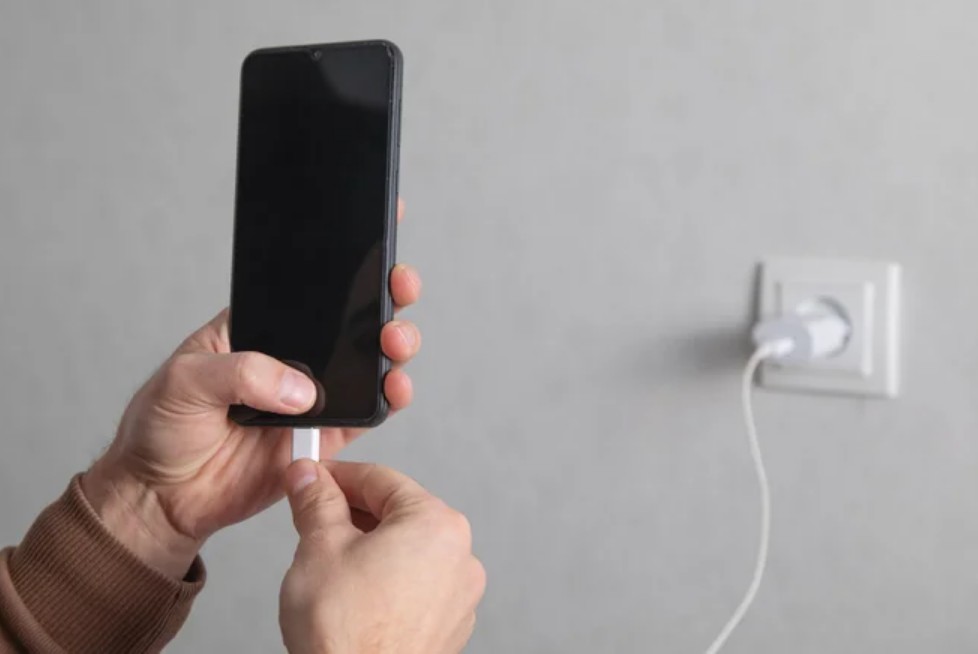 آیا فعال کردن حالت هواپیما باعث شارژ سریعتر گوشی میشود؟!