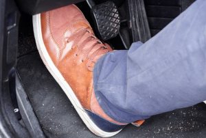 این عادت رایج کلاچ گیری میتواند هزینهی سنگینی روی دستتان بگذارد!