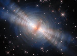 هابل لحظه شکافتن «سحابی تخم مرغ» توسط یک ستاره در حال مرگ را ثبت کرد!