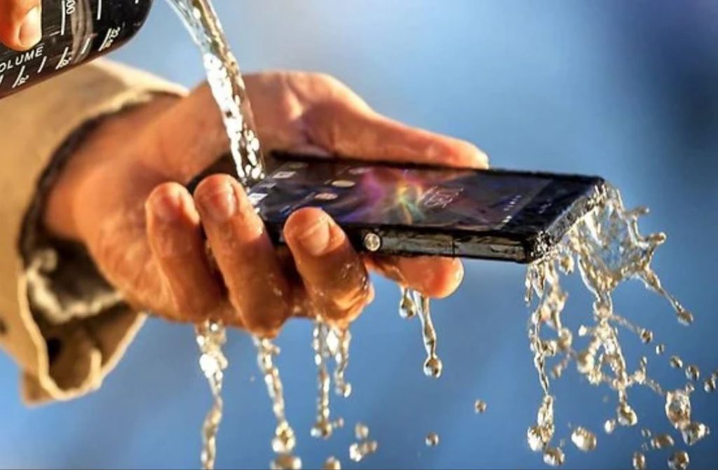 راز ضدآب شدن گوشی‌های مدرن؛ از مدل‌های معمولی تا گوشی‌های تاشو