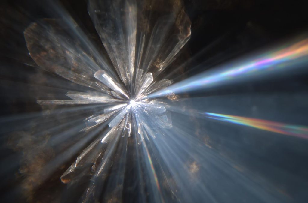 تابش ناگهانی نور؛ راهی برای ساخت و تخریب فوری بلورها!