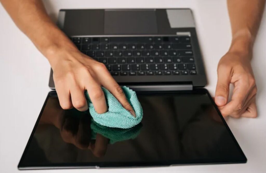 آیا می‌توان از پاک‌کننده عینک برای تمیز کردن صفحه مانیتور استفاده کرد؟