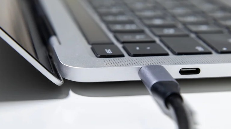 چرا نمی‌توان لپتاپ را با هر پورت USB-C دلخواه شارژ کرد؟
