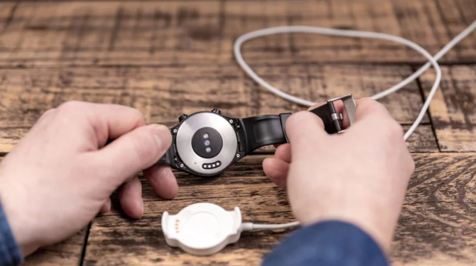 چرا بیشتر ساعت‌های هوشمند پورت USB-C ندارند؟