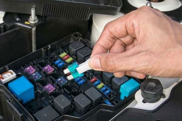 علت قطع شدن برق پشت آمپر پژو 405 چیست؟