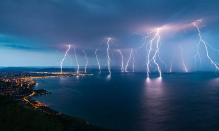 چرا رعد و برق به صورت زیگزاگ حرکت می‌کند؟