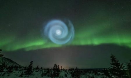 موشک اسپیس ایکس یک نور مارپیچی خیره کننده بر فراز شفق قطبی ایجاد کرد
