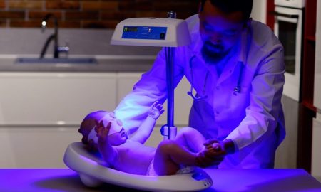 نوزاد دارای زردی در دستگاه فتوتراپی