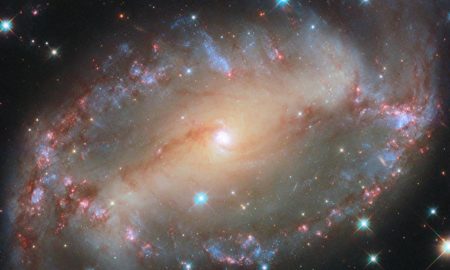 این چشم کیهانی از فاصله ۷۶ میلیون سال نوری به ما خیره شده است!