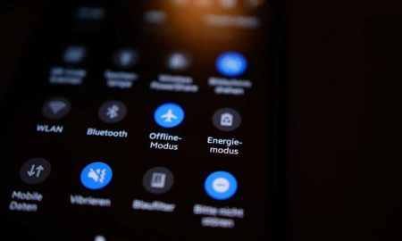 چرا نباید همیشه از حالت تاریک گوشی استفاده کرد؟