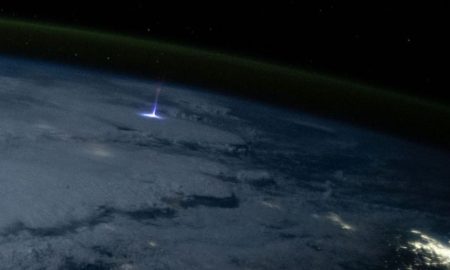 ثبت عکس تماشایی یک "جت غول‌پیکر" صاعقه‌ای رو به بالا از ایستگاه فضایی بین‌المللی!