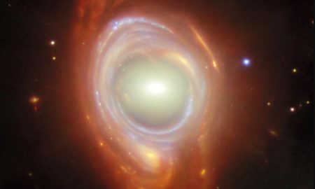 جیمز وب، یک حلقه‌ی اینشتین بی‌نقص را ثبت کرد که یک کهکشان پنهان را آشکار می‌کند!