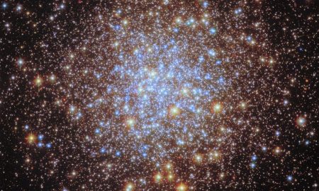 هابل یک شاهکار کیهانی را دوباره بررسی می‌کند: نگاهی خیره‌کننده و جدید به مسیه ۷۲