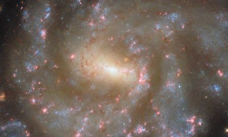 کهکشان مارپیچی خیره‌کننده، مملو از ستارگان تازه متولد شده در قاب هابل!