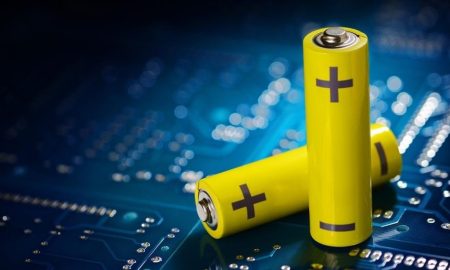 چرا باتری‌ها قطب مثبت و منفی دارند؟ و آیا همیشه باید در جهت مخالف قرار بگیرند؟