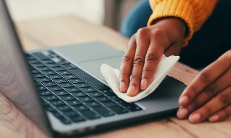 چگونه کیبورد لپتاپ را به‌صورت ایمن تمیز کنیم؟