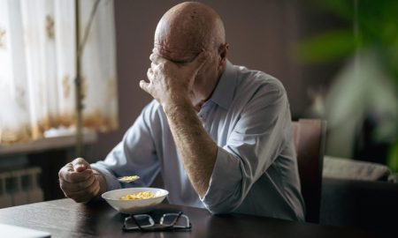 چرا تنها غذا خوردن می‌تواند برای افراد مسن به‌طور شگفت‌آوری خطرناک باشد؟