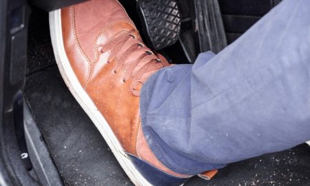 این عادت رایج کلاچ گیری می‌تواند هزینه‌ی سنگینی روی دستتان بگذارد!