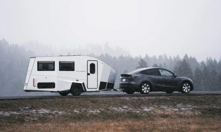 این تریلر مسافرتی شبیه به یک بال آیرودینامیک ساخته شده است!