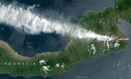 آسمان تاریک بر فراز اندونزی: فوران یک کوه آتشفشانی خاکسترها را به آسمان فرستاد!