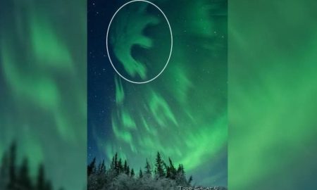 پدیده‌ای کمیاب؛ ظهور "ضد شفق" سیاه به شکل حرف E در آسمان آلاسکا!