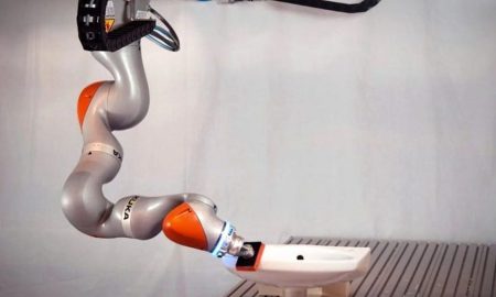 این ربات بلندپروازانه با تماشای دیگران، شستن سینک را یاد می‌گیرد! [تماشا کنید]