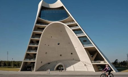 برج خورشیدی فوق‌العاده‌ای که مانند یک ساعت آفتابی عظیم عمل می‌کند!